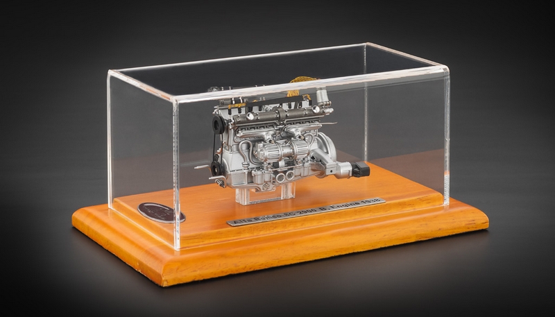 CMC Alfa-Romeo 8C 2900B Engine with Showcase